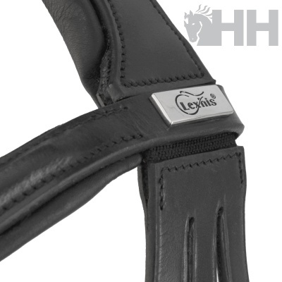 Cabresto preto de couro com uma placa metálica Lexhis e costuras visíveis