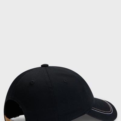 Boné preto em tecido com detalhes na aba e fecho ajustável