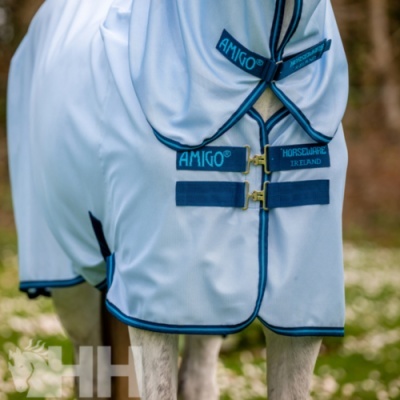Cobertura para cavalo branca com bordas e detalhes azuis, com texto AMIGO® e HORSEWARE IRELAND.