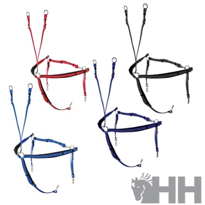 Três arreios para cavalos em vermelho, azul e preto, com fivelas metálicas e almofada acolchoada, fundo branco com logo HH.