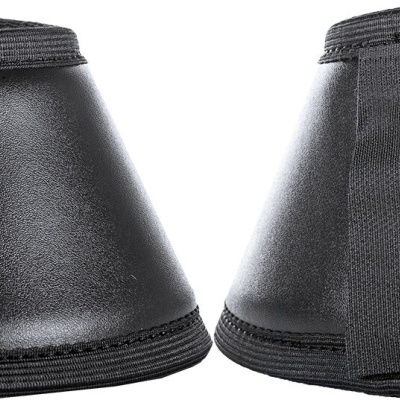 Protótipos de protetores de cascos para cavalos pretos com fecho em velcro.