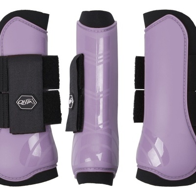 Proteções para pernas de cavalo lilás com fecho de velcro preto e logótipo QHP