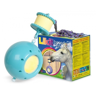 Brinquedo para animais com bola azul, cilindro amarelo e corda roxa, caixa com cavalo e texto