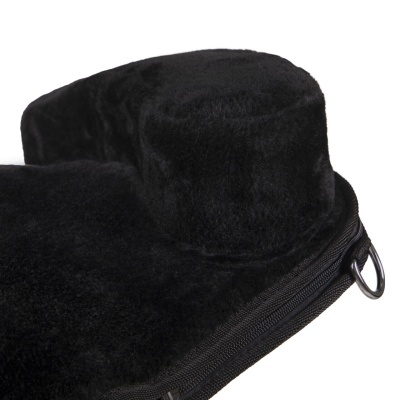 Estojo preto aveludado com fecho zipper e argola metálica