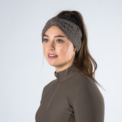 Mulher com faixa de cabeça cinzenta trançada e camisola cinzenta de manga comprida