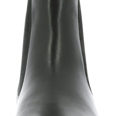 Bota Chelsea preta em couro vista de frente