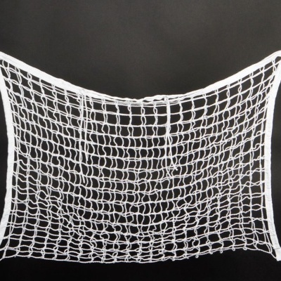 Rede de malha branca com acabamento em fita branca sobre fundo preto