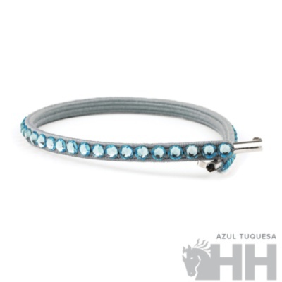 Pulseira azul turquesa com pedras brilhantes e fecho metálico, logótipo HH no canto