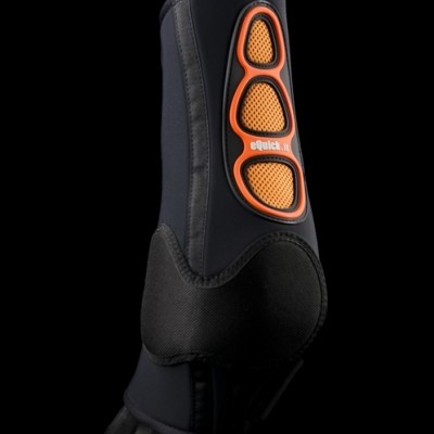 Proteção de perna de cavalo preta com detalhes em laranja e amarelo e texto 'eQuick'