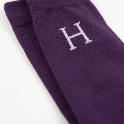 Par de meias roxas com letra H bordada em branco