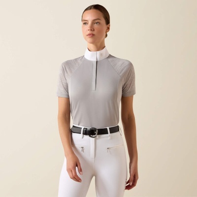 T-shirt desportiva cinza com gola branca, calças brancas e cinto preto