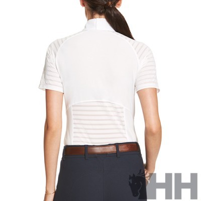 Mulher vista de costas com camisa branca e calças escuras com cinto castanho