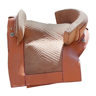 Sela de equitação castanha clara com estofamento acolchoado e detalhes em couro