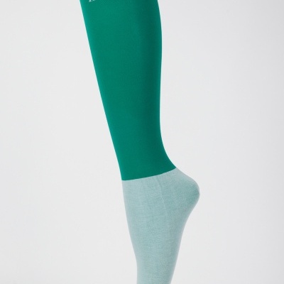 Meia comprida verde e cinza com texto HARCOUR