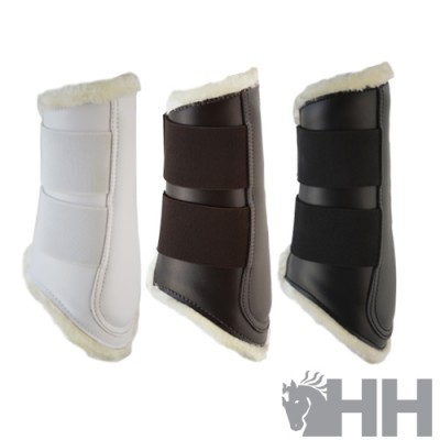 Proteções para cavalos em branco, castanho e preto com forro peludo e velcro sobre fundo branco com logotipo HH