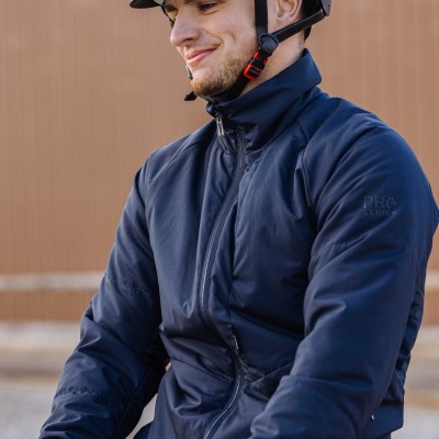 Homem com capacete preto e casaco azul escuro montando cavalo
