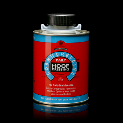 Frasco vermelho e azul de produto para cuidados com cascos com texto em inglês