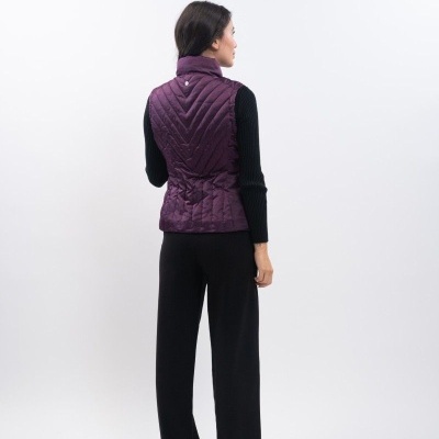 Colete acolchoado vinho com padrão chevron visto de costas em fundo branco