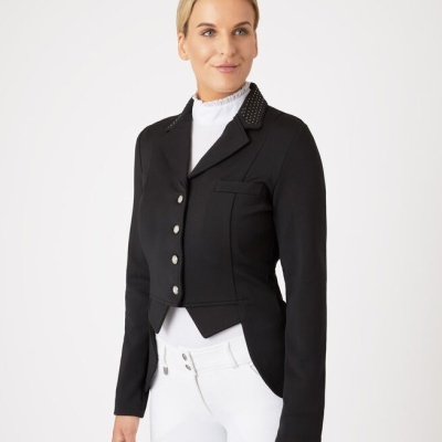 Casaco preto feminino com botões e gola decorada, usado com blusa e calças brancas.