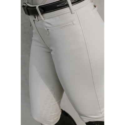 Calças brancas com cinto preto e botas pretas