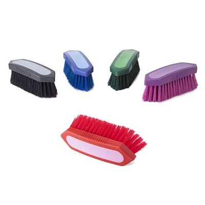 Cinco escovas coloridas com cerdas e base plástica