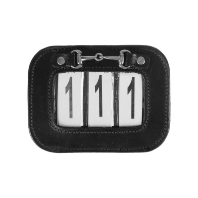 Placa de identificação preta com números 111