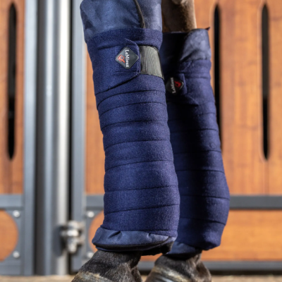 Pernas de cavalo com bandagens azuis escuro e etiqueta LeVieux