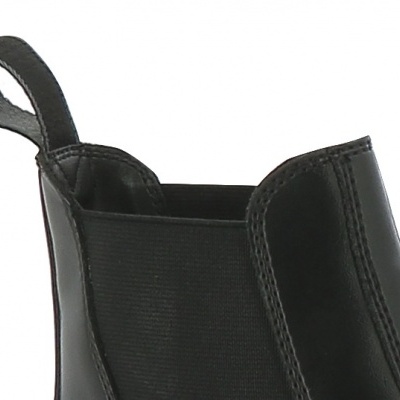 Bota preta de cano curto com elástico lateral e puxador traseiro