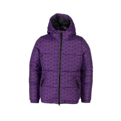 Casaco acolchoado roxo com padrão de pegas pretas e capuz