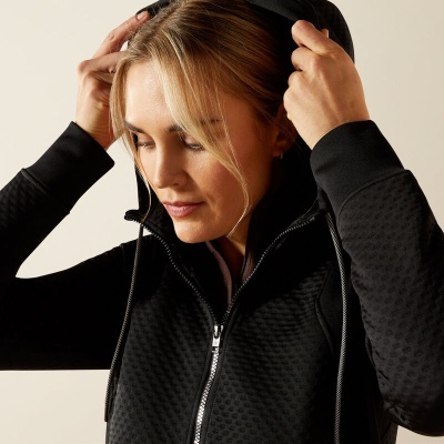 Mulher a vestir camisola preta com capuz e fecho de correr