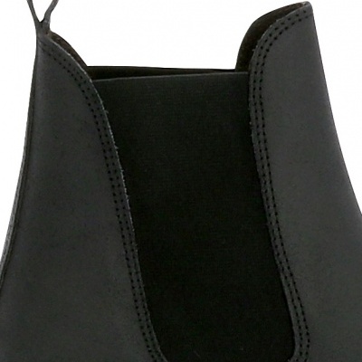 Botim preto de pele com elástico lateral e alça.