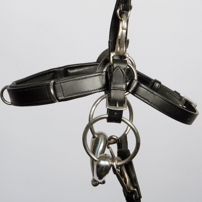 Cabo preto de couro e metal com fechos e anéis