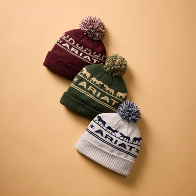 Três gorros de malha com pompom, com a palavra ARIAT e padrão de cavalos