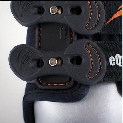 Fecho de botas ajustável preto com costuras laranja e parafusos metálicos