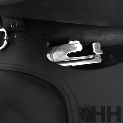 Gancho metálico prateado sobre material preto com logo HH