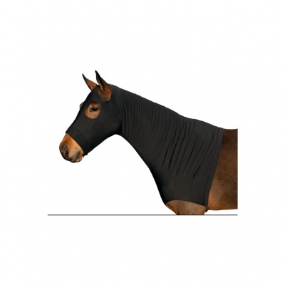 Capa preta elástica cobrindo cabeça e pescoço de cavalo castanho