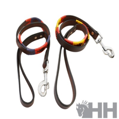 Duas trelas para cães em tecido colorido e couro castanho com fechos metálicos