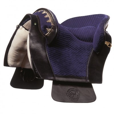 Sela de equitação em couro preto e tecido azul escuro com detalhes dourados