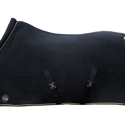 Cobertor preto para cavalo com bordas e decoração dourada e logótipo HKM