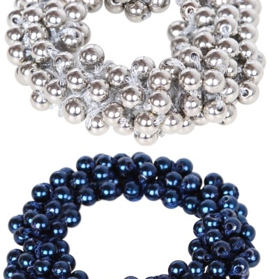 Dois braceletes de pérolas prateadas e azuis escuro em fundo branco