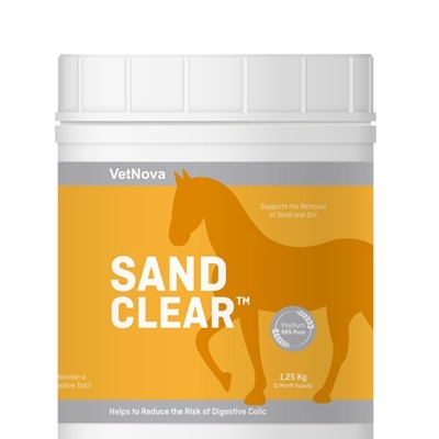 Recipiente branco de suplemento para cavalos com etiqueta amarela e cinza