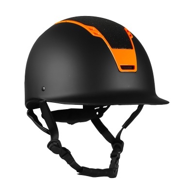 capacete preto com tira laranja e tiras pretas ajustáveis