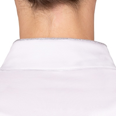 Colarinho de camisa branca com detalhe prateado na borda visto de trás