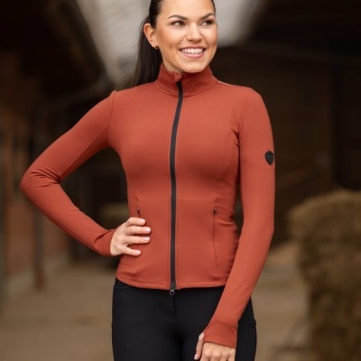 Casaco desportivo feminino terra com fecho preto e logótipo na manga, em estábulo