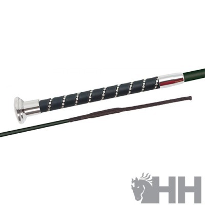 Chicote com pega preta brilhante e detalhes prateados com corda preta