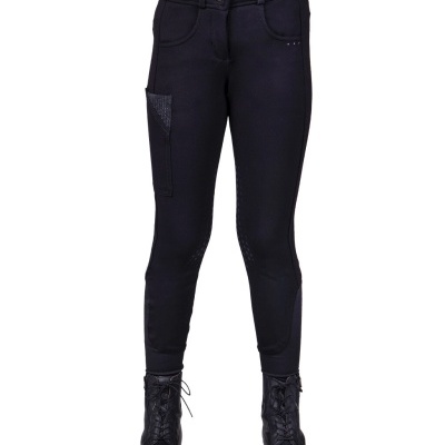 Calças justas pretas com bolso lateral e cinto, botas pretas de couro