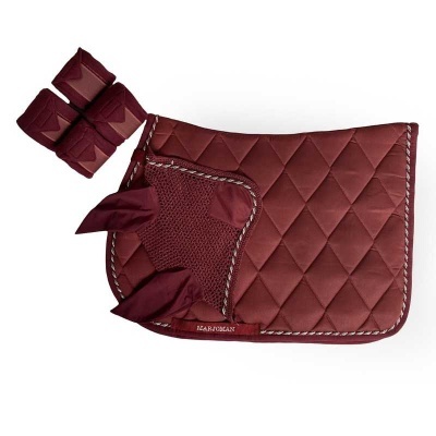 Conjunto de equipamentos para equitação em cor bordô com manta e proteções para pernas