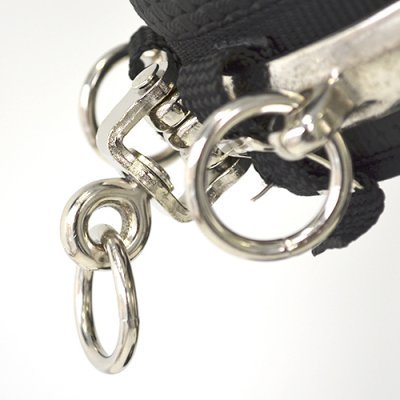 Pulseira preta com argolas e fecho metálico prateado