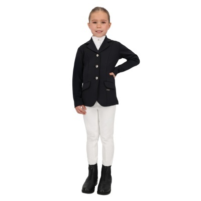 Menina com casaco preto, camisa branca, calças brancas e botas pretas