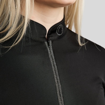 Gola alta preta com fecho de correr brilhante e decoração de brilhantes.